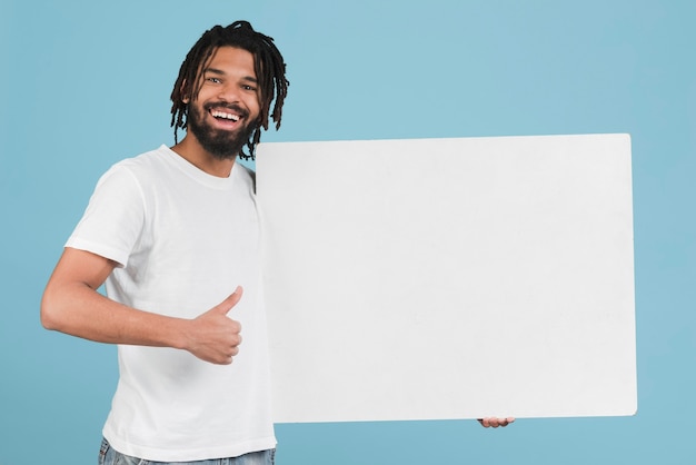 Foto gratuita uomo con un cartello bianco