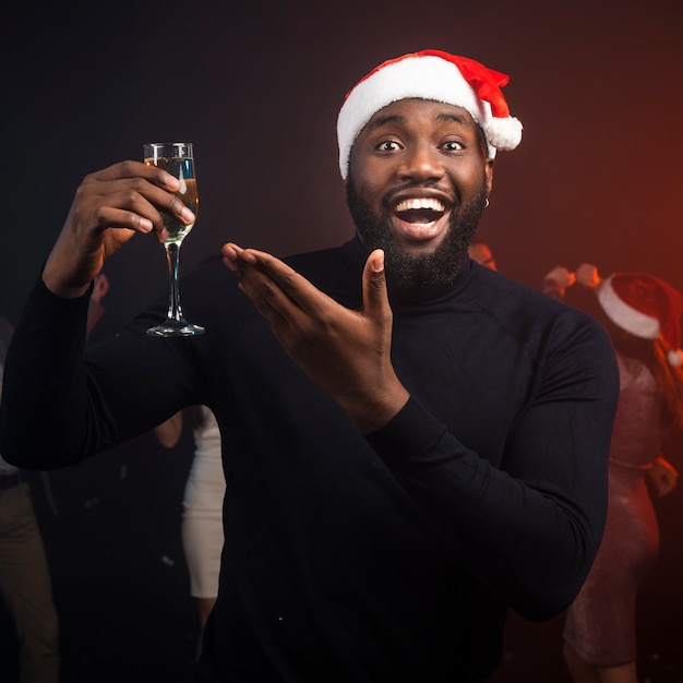 Foto gratuita uomo che tiene il bicchiere di champagne alla festa di capodanno