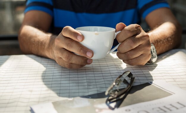 コーヒーを飲んでいる男