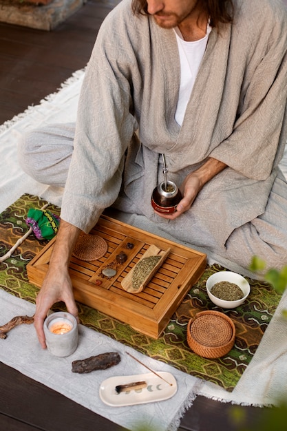 Uomo che tiene tazza all'aperto ad alto angolo