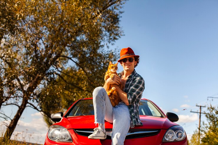 無料Photo 車の前にかわいい猫を抱きかかえた