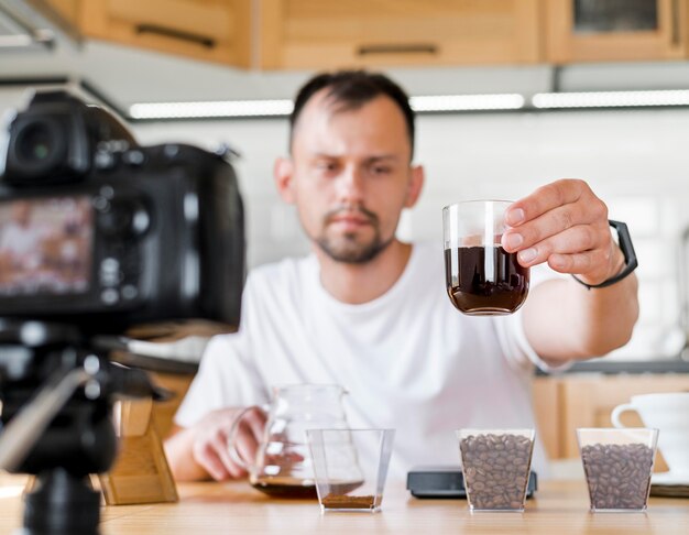 コーヒーのグラスを持って男