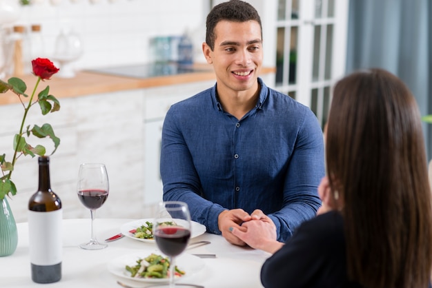 彼の婚約者の手を握って男