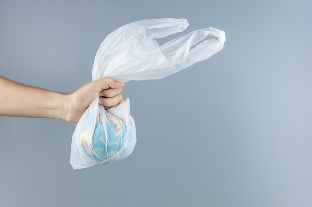 テキスト​の​コピー​スペース​を​持つ​ビニール袋​と​グローブ​を​保持している​男​。​環境​保護​、​廃棄物​ゼロ​、​再​利用​可能​、​プラスチック​と​は​言わない​、​世界​環境​の​日​、​地球​の​日​の​概念