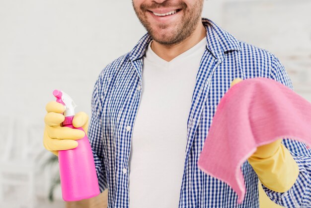 Free photo man holding rag and cleaning product