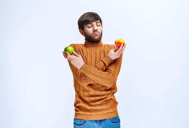 赤と緑のしわを両手に持っている男。