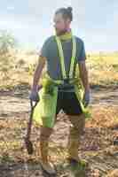 Free photo man holding shovel