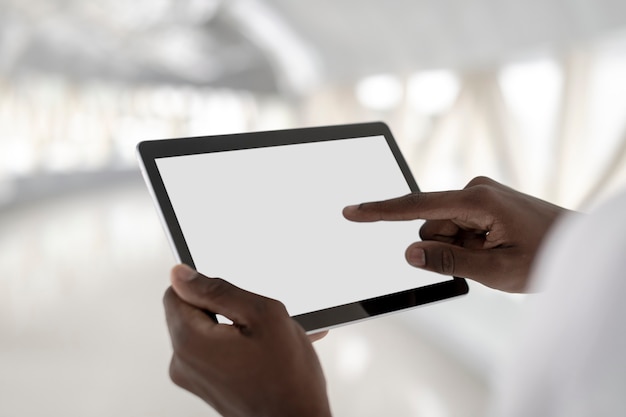 Free photo man holding a white screen digital tablet