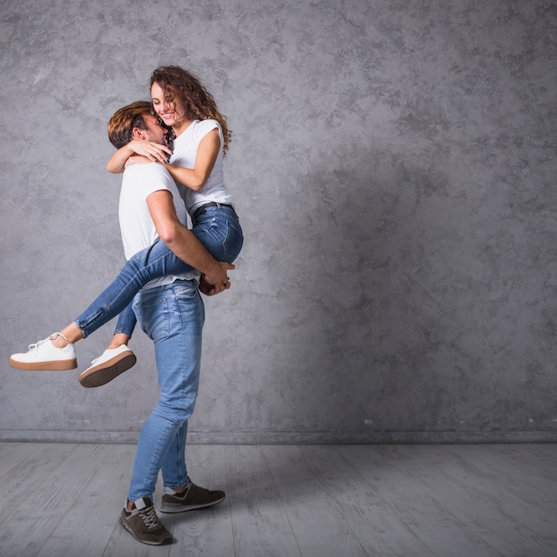 Uomo che tiene la donna tra le braccia