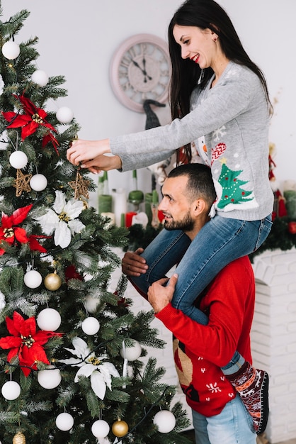 Free photo man holding woman on neck