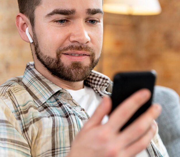 家族とビデオ通話をしている自宅の男