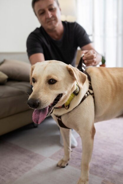 彼の犬にひもをつけて家にいる男