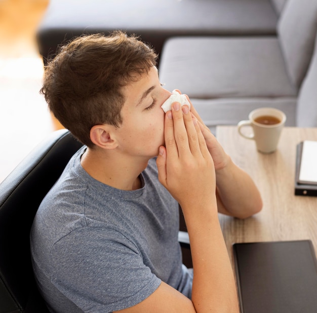 Uomo a casa in quarantena che lavora con personal computer