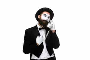 Foto gratuita uomo nel mime di immagine che tiene un microtelefono.