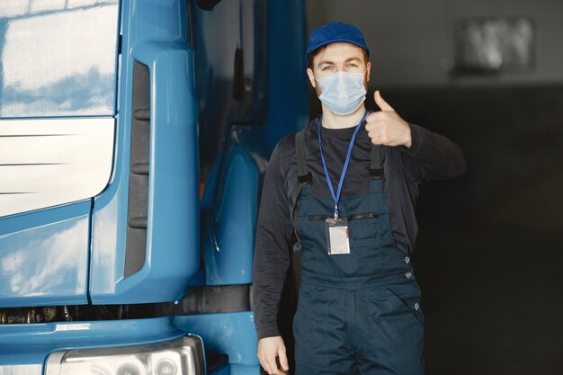 Бесплатное фото Человек в маске. получение товара на коронавирус. остановить коронавирус