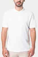 Бесплатное фото Человек в простой белой рубашке поло, съемка студии одежды