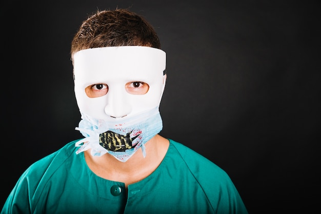 Бесплатное фото Человек в творческой маске хэллоуина