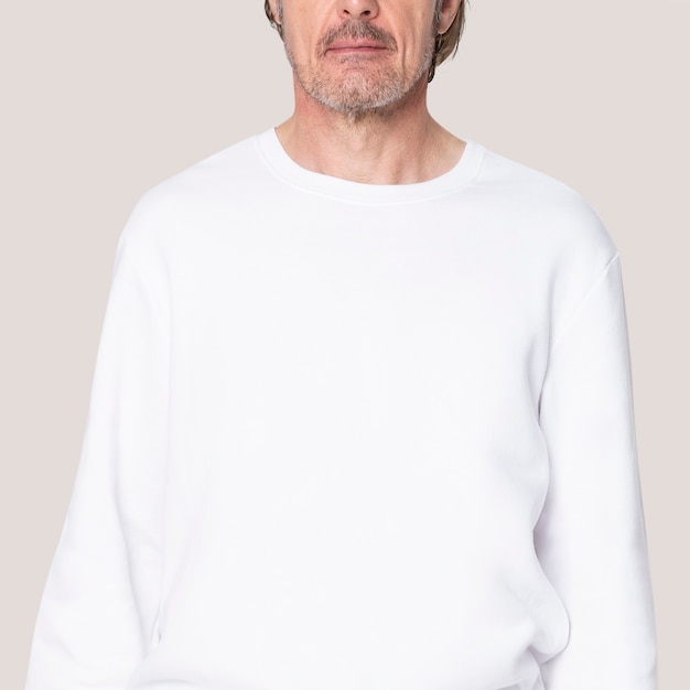 Бесплатное фото Человек в белом свитере повседневной одежды с дизайнерским пространством крупным планом