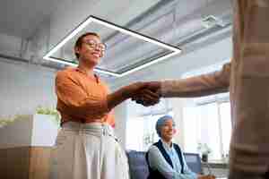 Free photo man introducing himself to employers at the office job interview