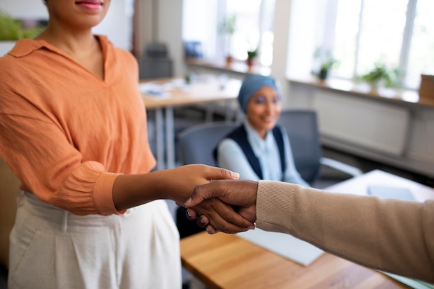 Foto gratuita uomo che si presenta ai datori di lavoro al colloquio di lavoro in ufficio