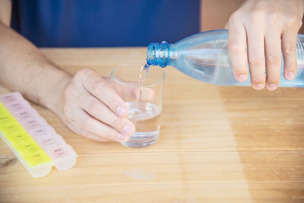 L'uomo sta per mangiare la compressa di medicina