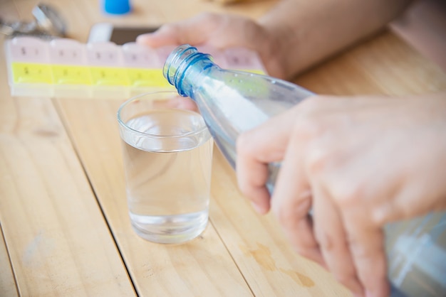 男は薬の錠剤を食べるつもりです