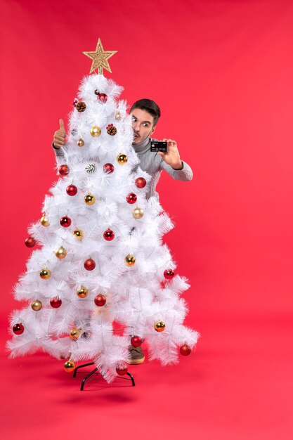 クリスマスツリーの横に男が立っています