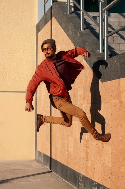 Free photo man jumping while doing parkour