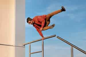 Free photo man jumping while doing parkour