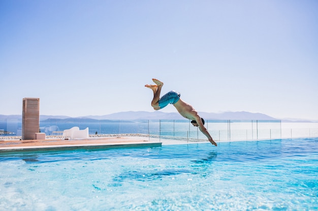 Free photo man jumpinhg into the pool