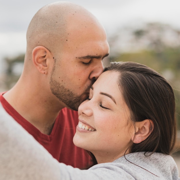 Uomo che bacia la ragazza