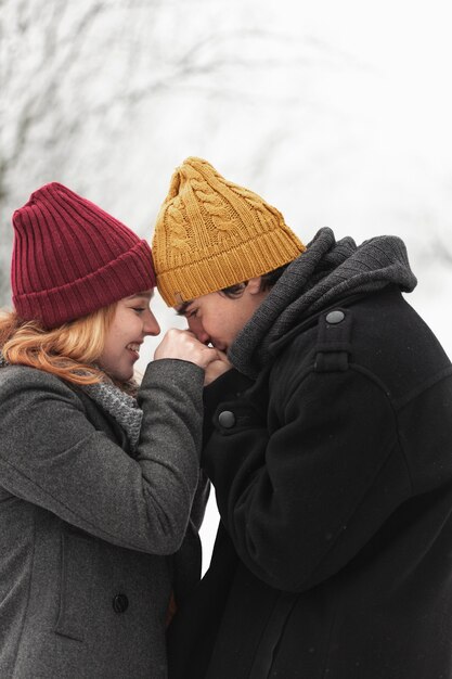 彼女のガールフレンドの手の肖像画にキスをする男性