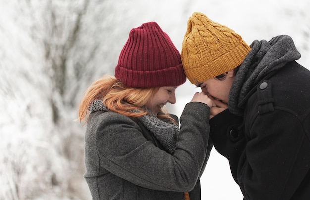 Foto gratuita uomo che bacia le mani della sua ragazza