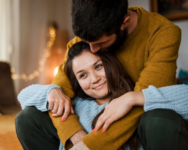 男は頭の上の女性にキスします