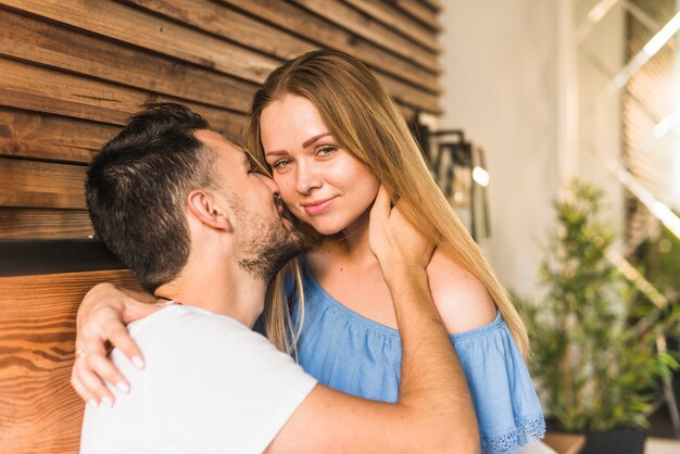 家にいる男のキスの女性