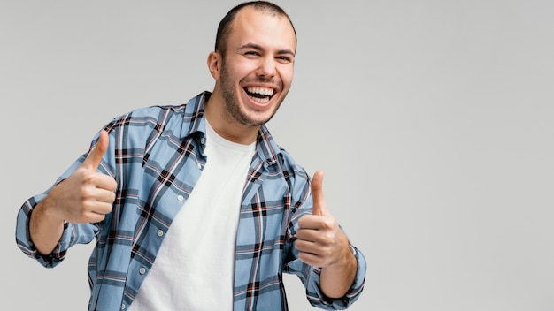 Free photo man laughing and showing ok sign