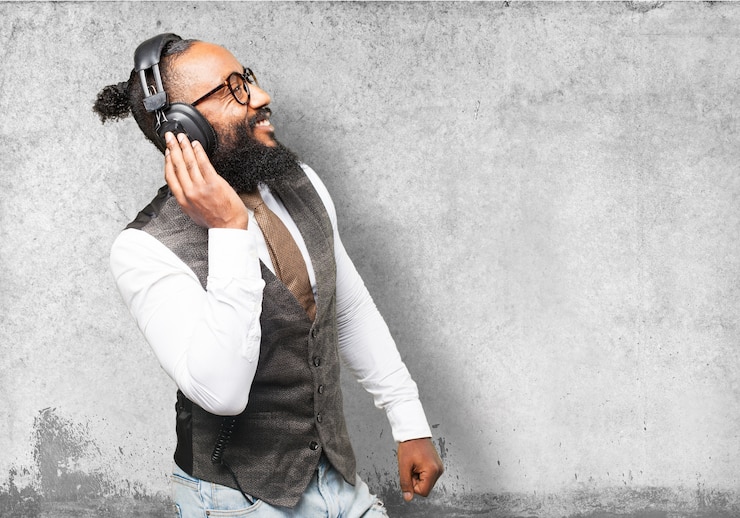 Free Photo man listening to music