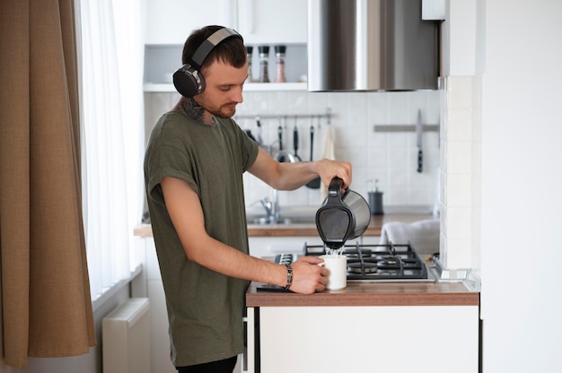 Foto gratuita uomo che ascolta della musica in cuffia nel suo tempo libero