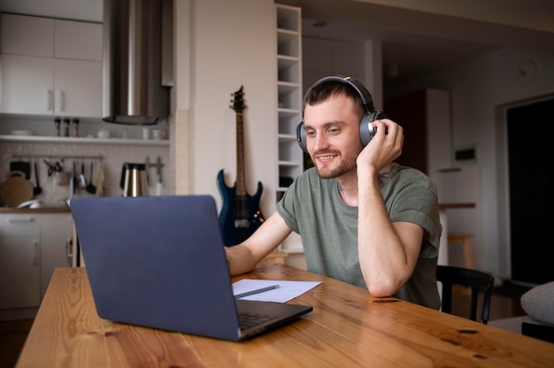 Free photo man listening some music on headphone in his free time