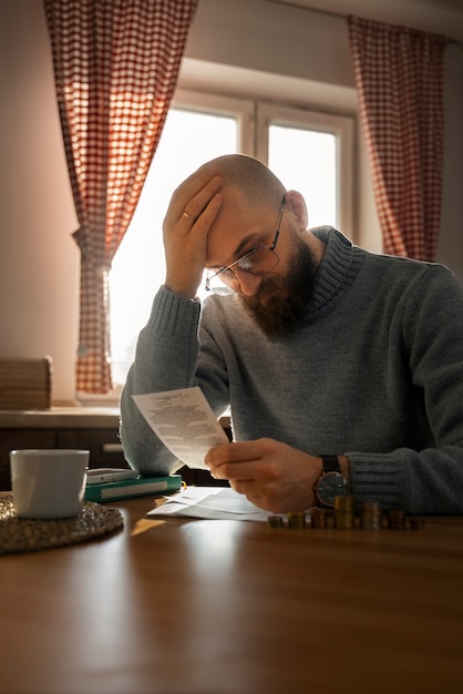 Uomo che guarda fattura durante la crisi energetica