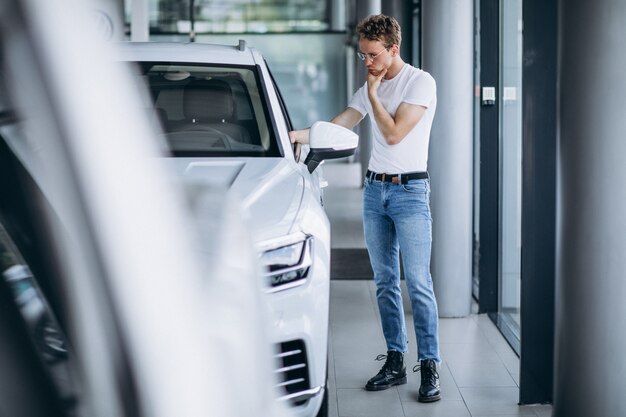 車のショールームで車を探している人