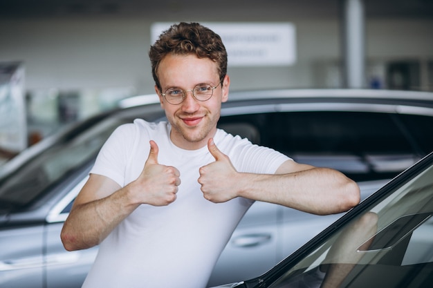 車のショールームで車を探している人