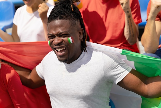 Foto gratuita uomo che guarda una partita di calcio