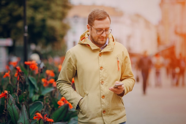 L'uomo cerca la sua cellulare