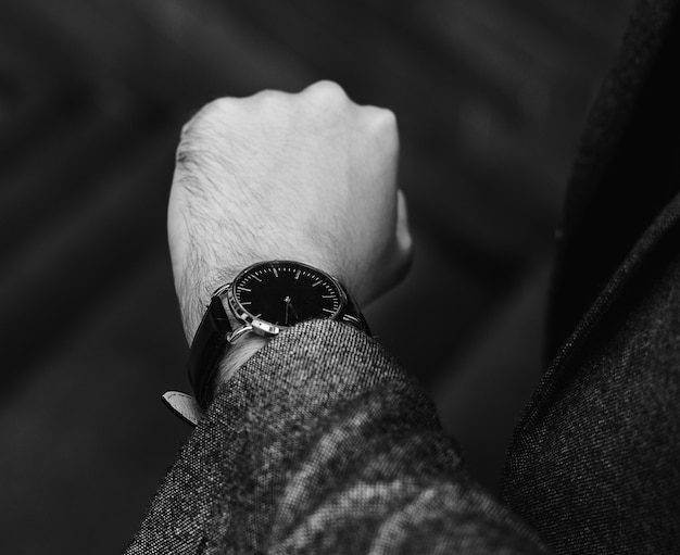 Foto gratuita uomo che guarda il suo orologio