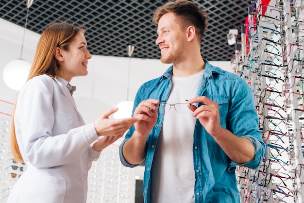 Uomo che cerca nuovi occhiali all'optometrista