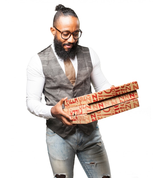 Человек смотрит на коробки для пиццы