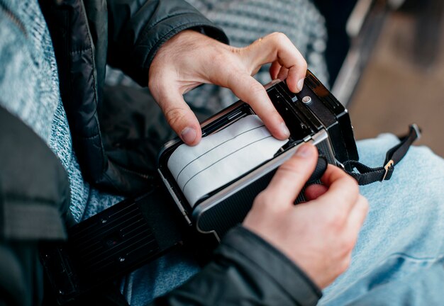 レトロなカメラのフィルムを見ている男