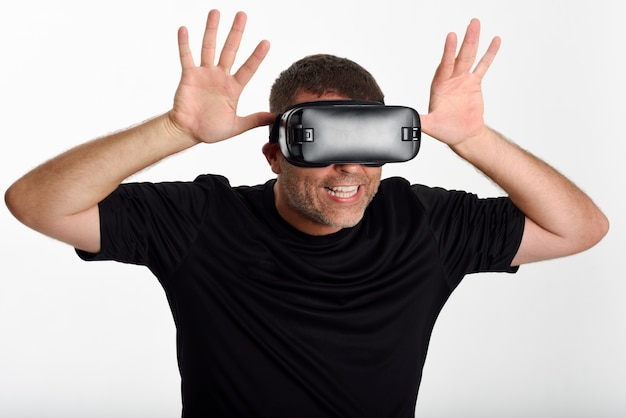 VR 안경을 찾고 그의 손으로 몸짓 남자.