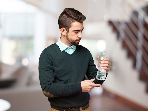 男は、水のボトルを見て